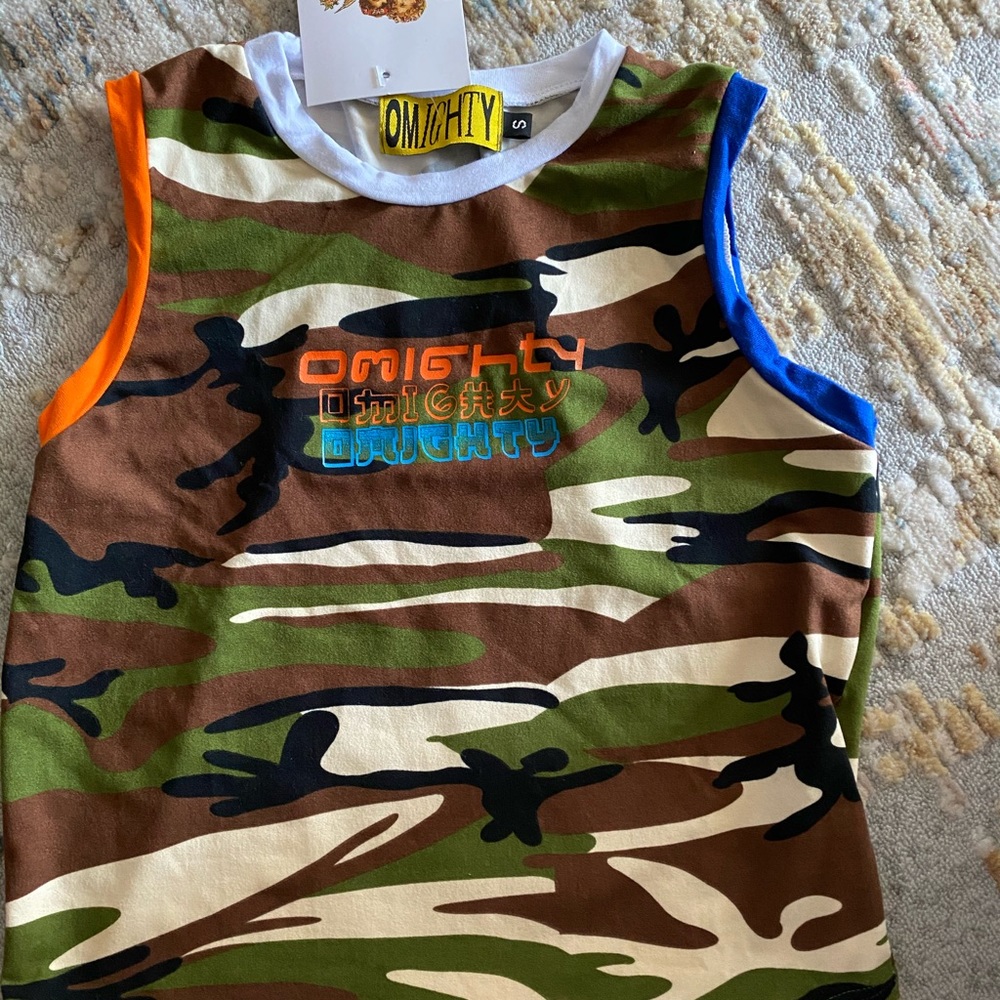 OMIGHTY Camo crop top size small